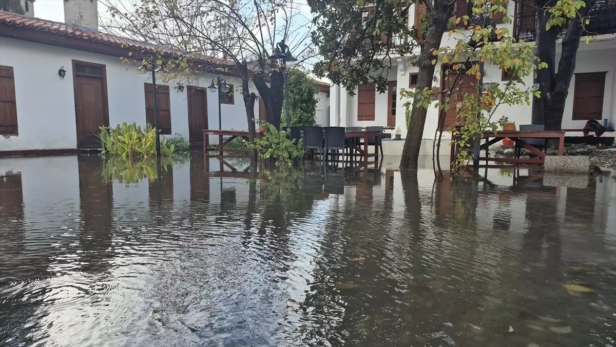 Muğla'nın Fethiye ve Köyceğiz ilçelerinde Sağanak Yağış Etkili Oldu