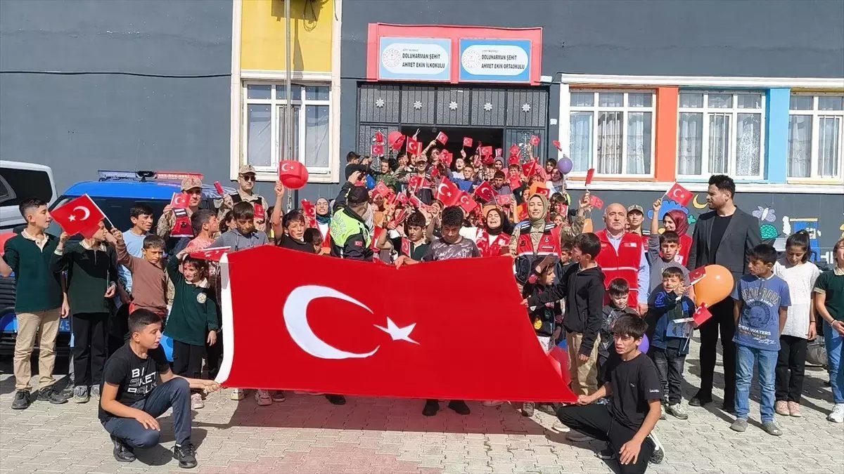 Siirt'te Türk Kızılay ve jandarma ekipleri öğrencilerin "Cumhuriyet Bayramı"nı kutladı