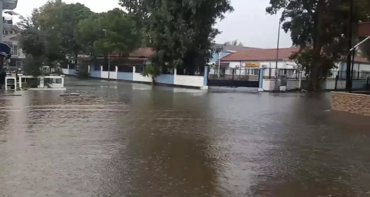 Köyceğiz'de Sağanak Yağış Hayatı Olumsuz Etkiledi