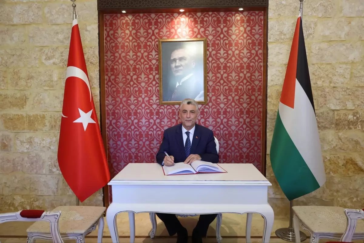 Ticaret Bakanı Ömer Bolat, Ürdün'de Salt Türk Şehitliği'ni Ziyaret Etti