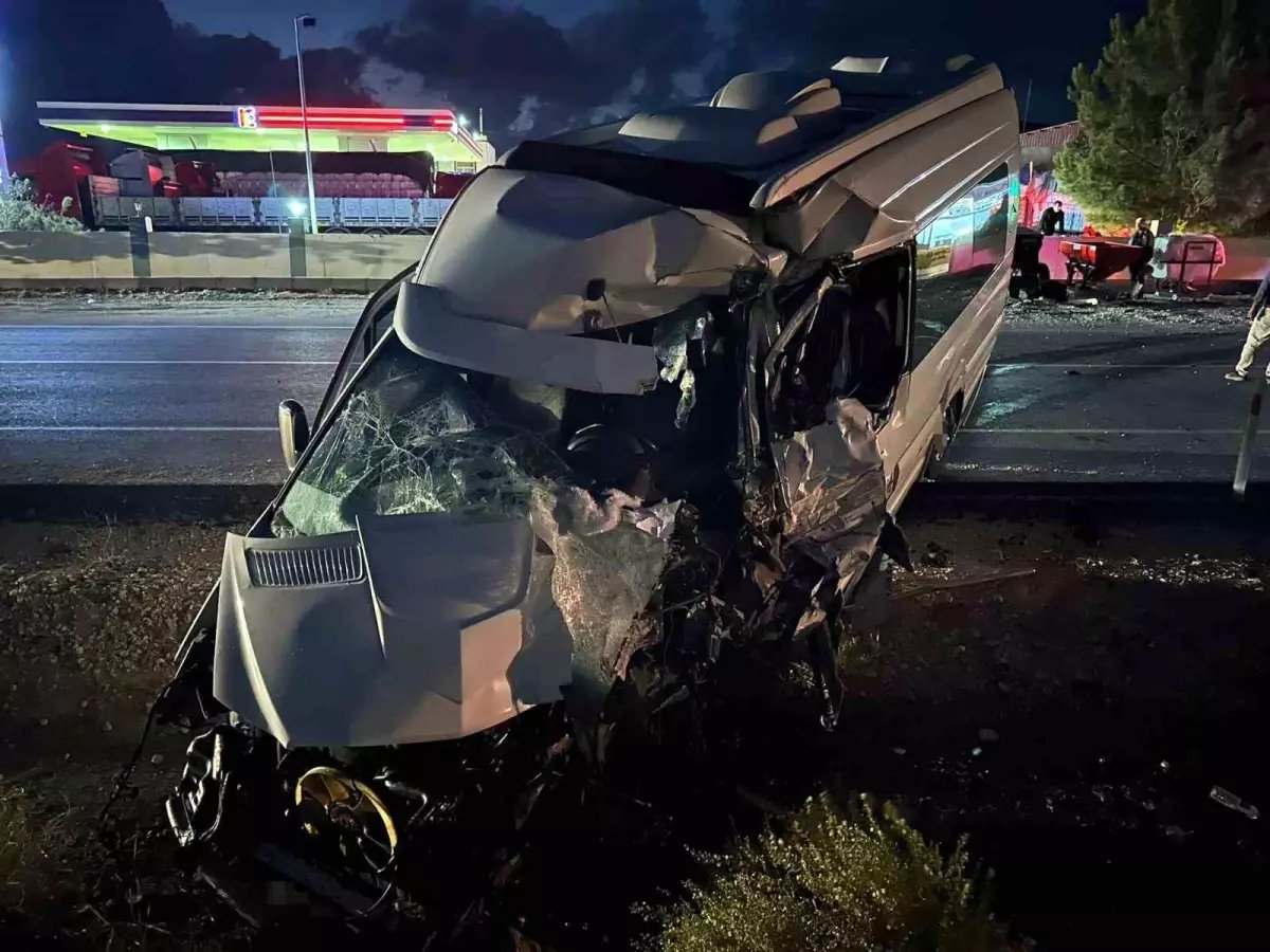Diyarbakır'da Yolcu Minibüsü ile Tanker Çarpıştı: 1 Ağır Yaralı