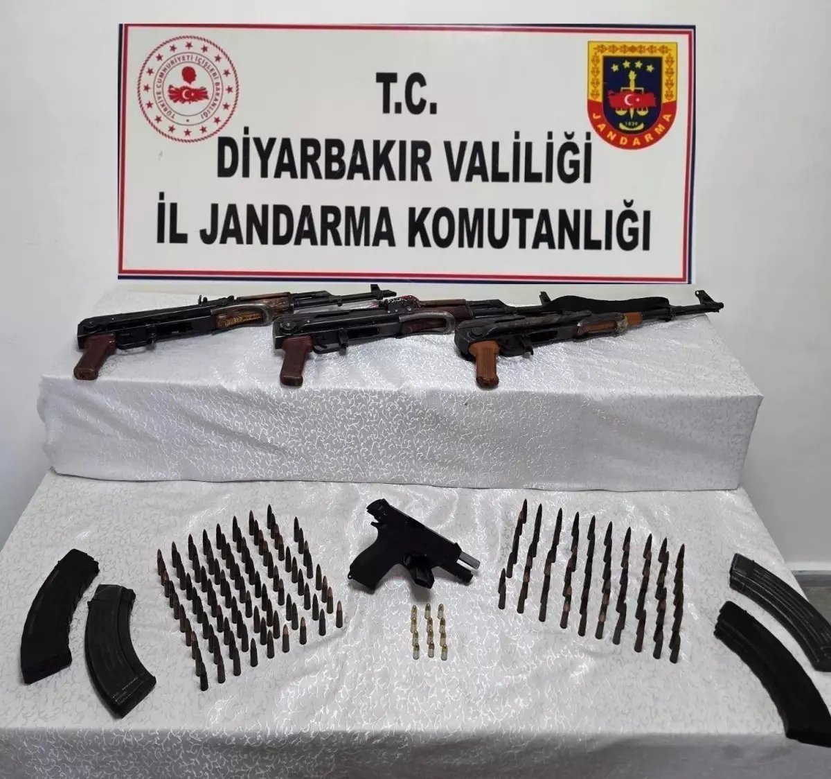 Diyarbakır'da Ruhsatsız Silah Operasyonu: Çok Sayıda Silah Ele Geçirildi