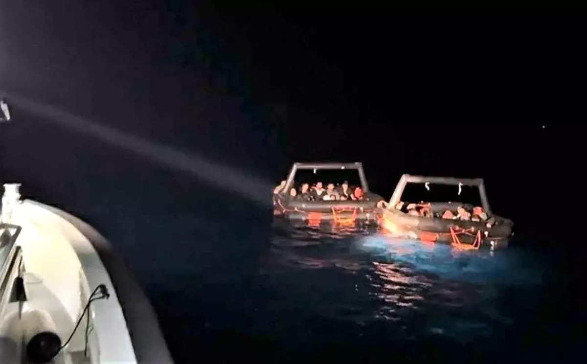 Yunan Sahil Güvenlik Unsurlarından Geri İtilen 32 Düzensiz Göçmen Kurtarıldı