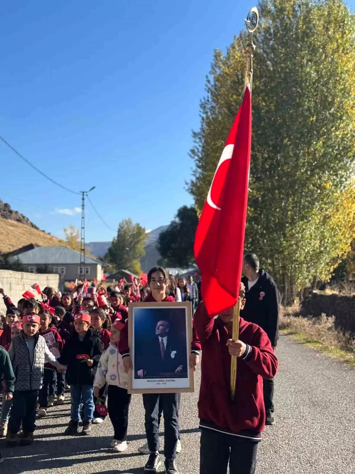 Cumhuriyet Bayramı Coşkusu: Patnos'ta Öğrenciler Yürüyüş Düzenledi