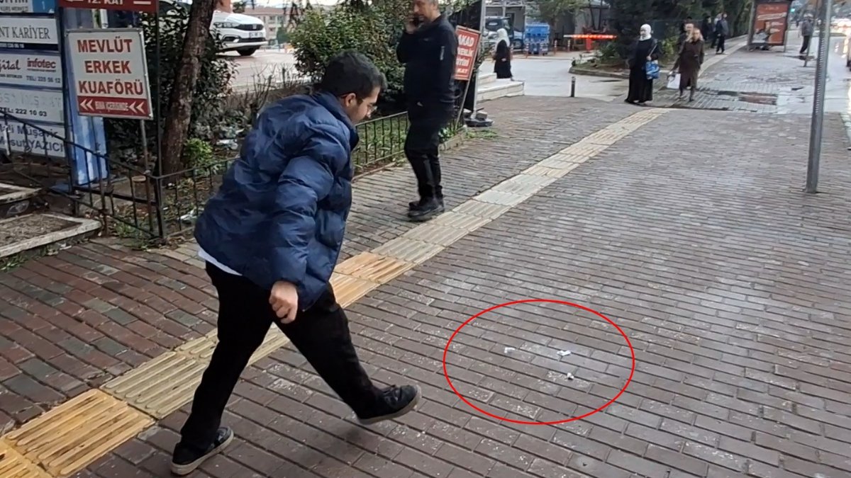 Bursa'da tepki görünce yerdeki çöplerini topladı