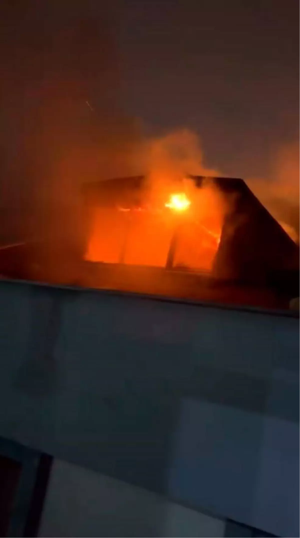 İstanbul Başakşehir'de Çatı Katında Yangın