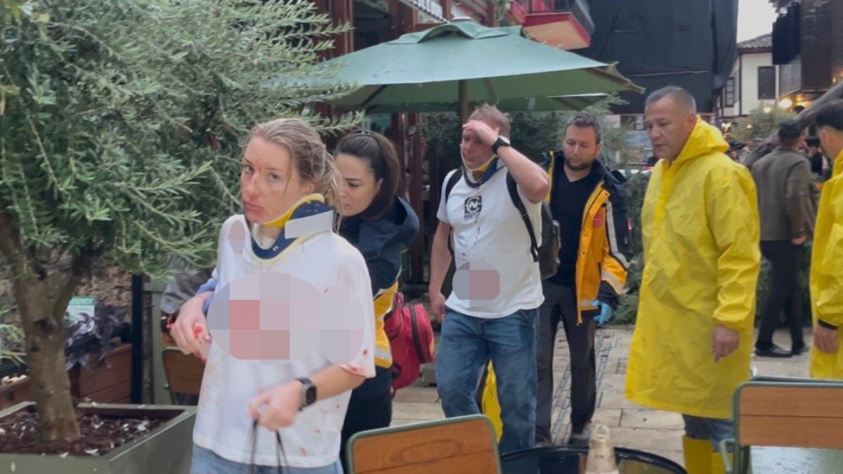 Antalya'da 3 kişi fırtınanın etkisiyle devrilen ağacın altında kaldı