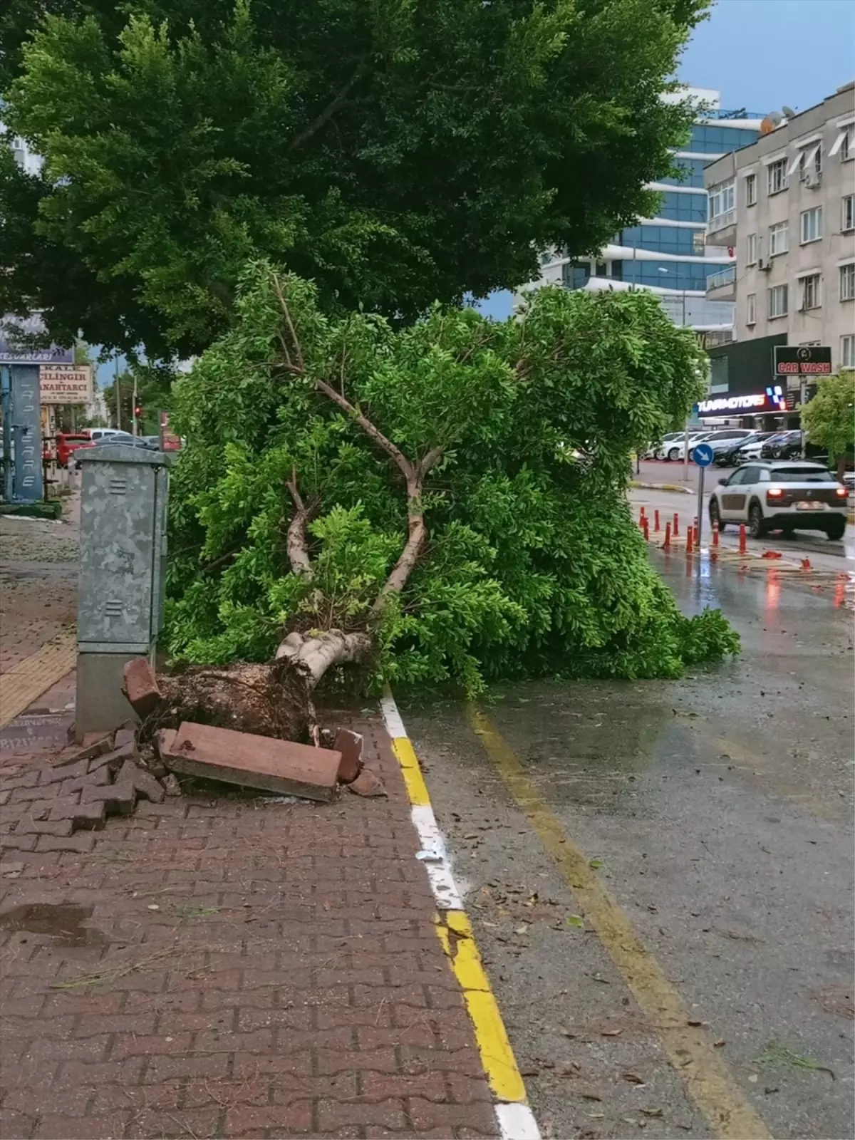 Antalya'da Sağanak ve Dolu Hayatı Olumsuz Etkiledi