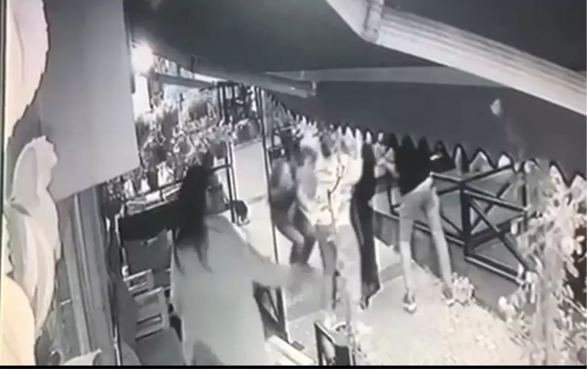 Alkollü Kişi Kafeye Alınmayınca Tabancayla Ateş Açtı: 4 Yaralı