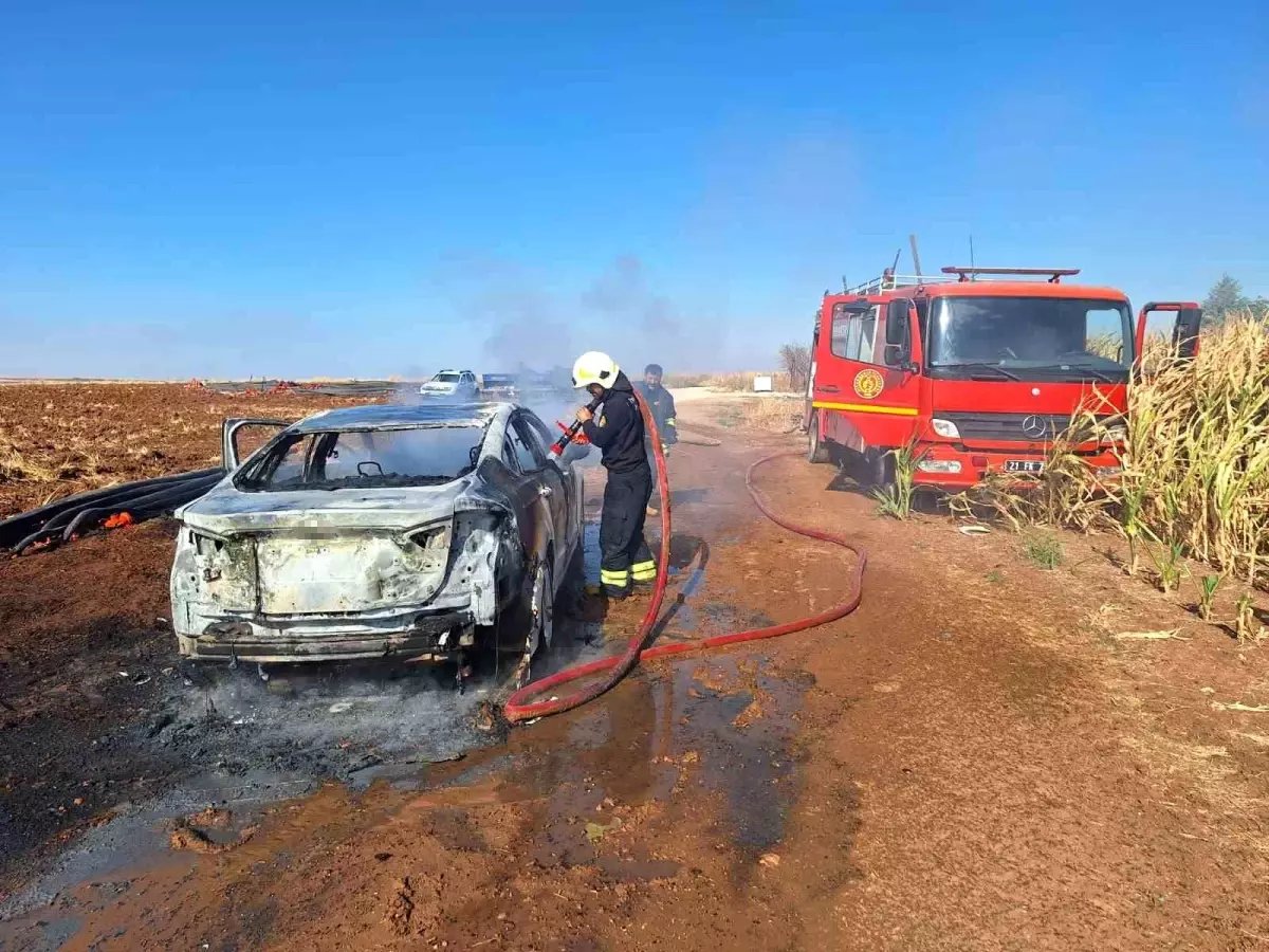 Diyarbakır'da Seyir Halindeki Otomobil Alev Aldı