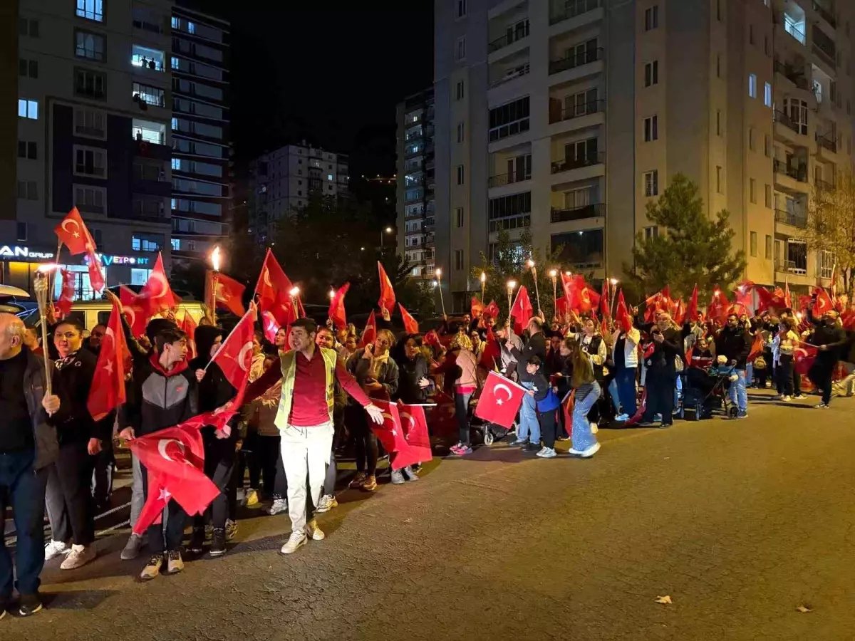 Erciyes Koleji'nden 29 Ekim Kutlaması: Fener Alayı Coşkusu