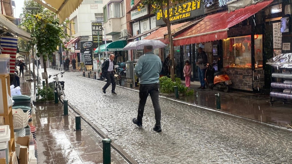 Eskişehir'de aniden bastıran sağanak yağış hayatı felç etti