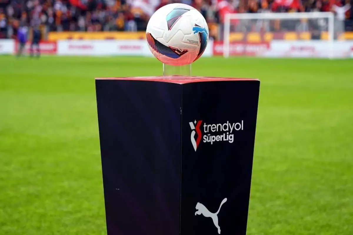 Süper Lig'de flaş ayrılık! Takımı geçen sene şampiyon yapan hocayla yollar ayrıldı