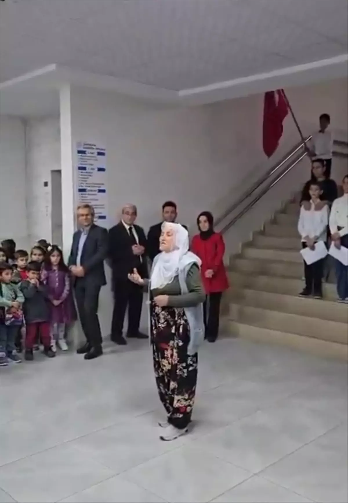 70 Yaşındaki Kadından Cumhuriyet Şiiri, Sosyal Medyada İlgi Gördü