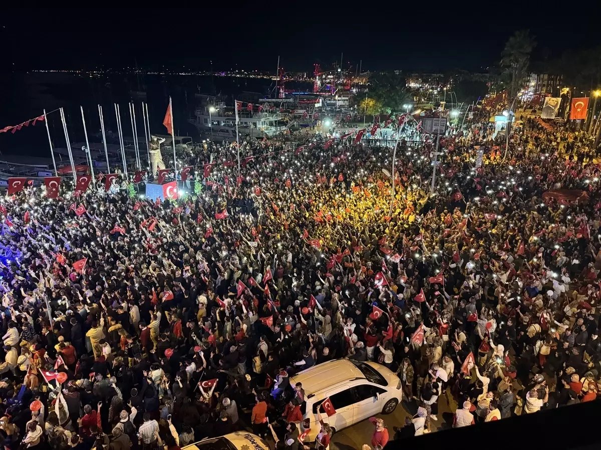 Marmaris'te Cumhuriyet Bayramı Fener Alayı ve Konser Düzenlendi