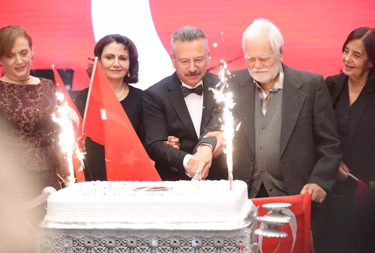 Eskişehir'de 102 yaşındaki Ali Sezer, Cumhuriyet Bayramı pastasını kesti