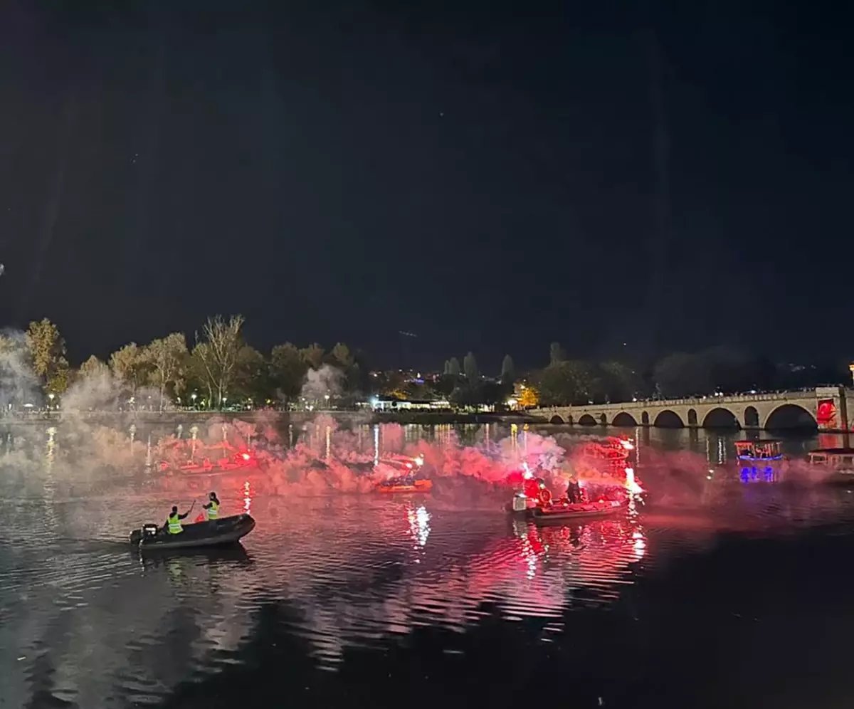 Edirne'de Cumhuriyet Bayramı Kutlamaları Meriç Nehri'nde Kayıklarla Gerçekleşti