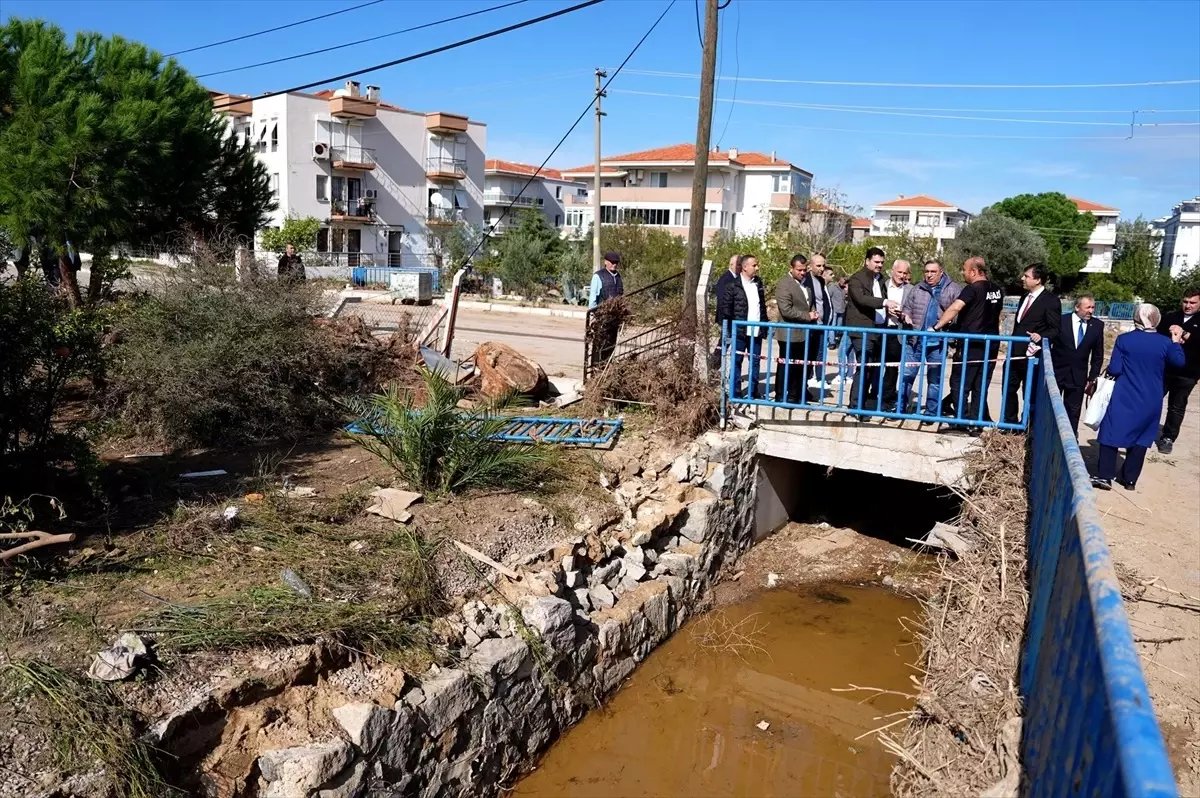 AK Parti Genel Sekreteri İnan, selden etkilenen İzmir'in Foça ilçesinde incelemelerde bulundu