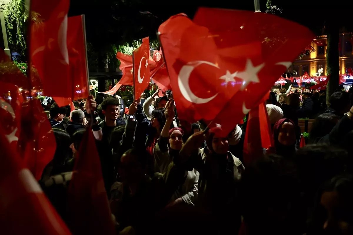 Trabzon ve çevre illerde Cumhuriyet'in 102. yıl dönümü fener alayı ile kutlandı