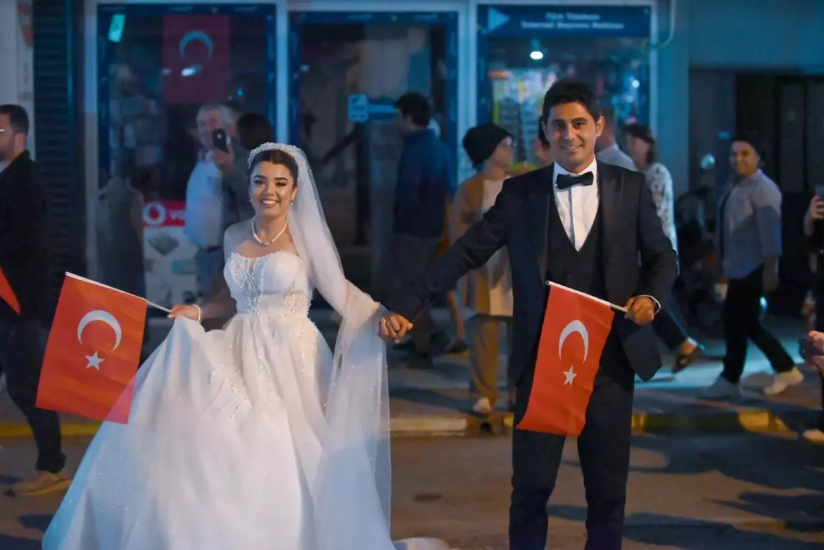 Düğün Öncesi Cumhuriyet Kutlaması: Demre'de Gelin ve Damat Fener Alayında