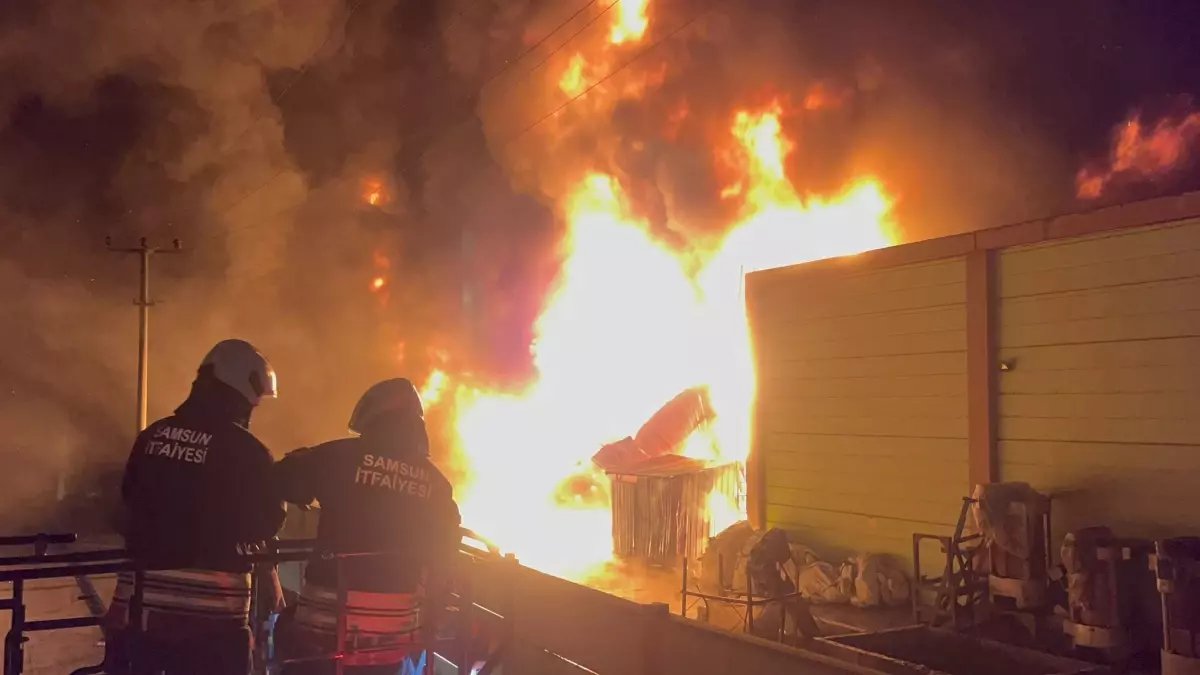 Bafra'da Geri Dönüşüm Fabrikasında Yangın Çıktı