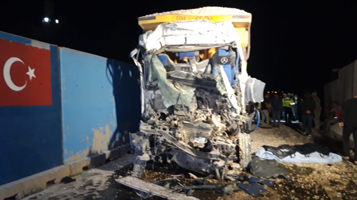 Mardin'de tıra çarpan kamyonun sürücüsü hayatını kaybetti