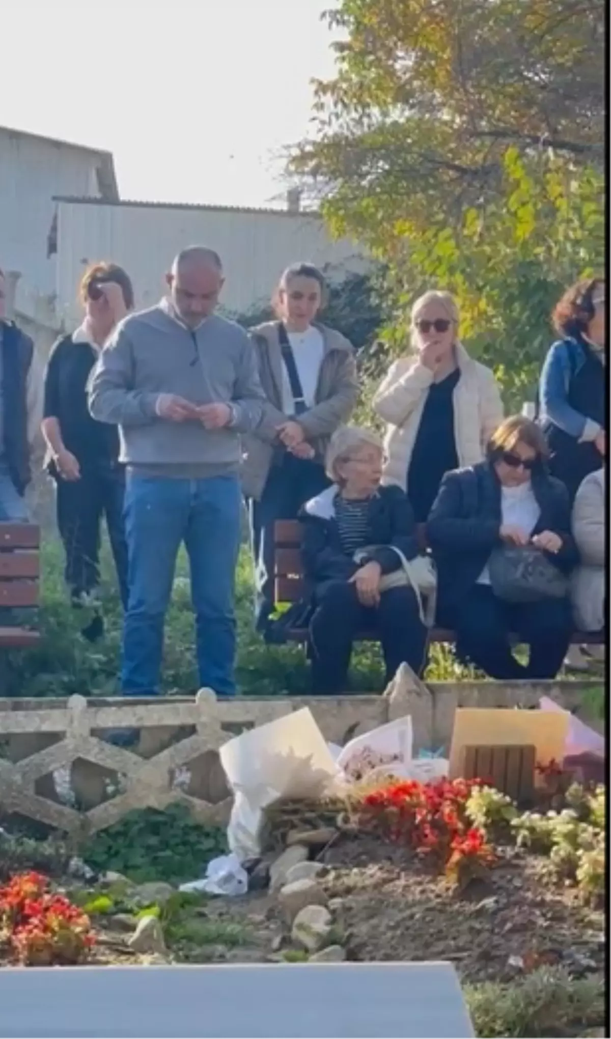 Yangında Eşini ve Kızını Kaybeden Baba Mezarlığı Ziyaret Etti