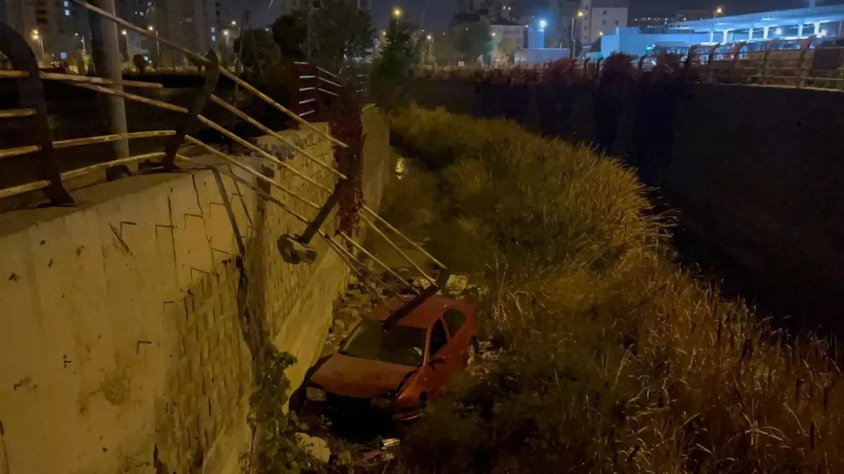 Kayseri'de Kontrolden Çıkan Otomobil Kanala Düştü