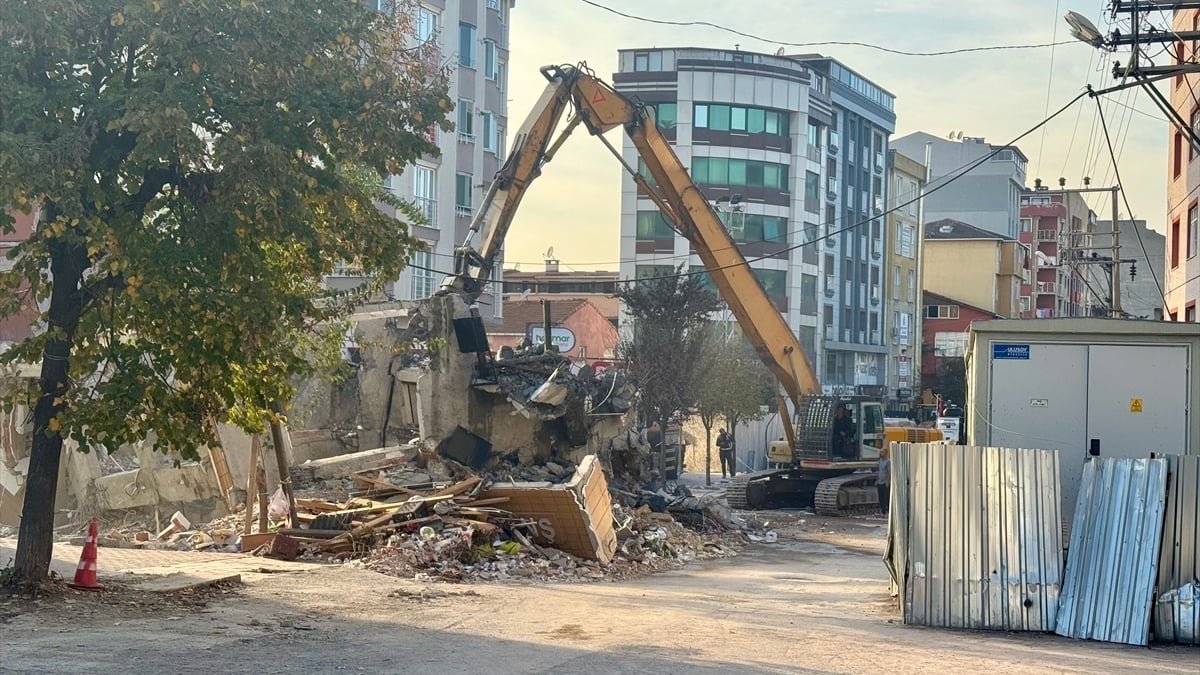 Kocaeli'de çöken binanın enkazı kaldırılmaya başlandı