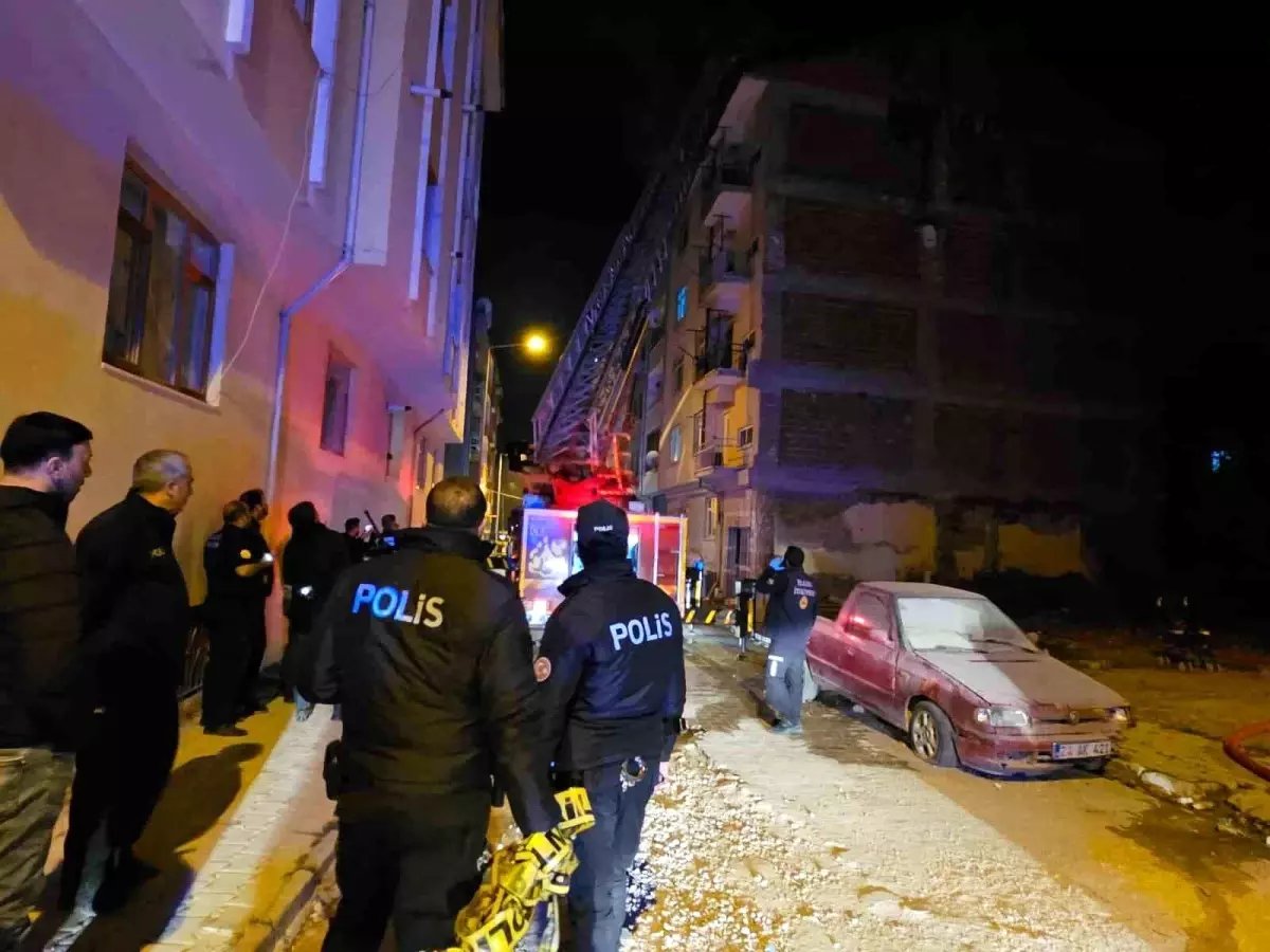 Elazığ'da 5 Katlı Binanın Çatısında Yangın Çıktı