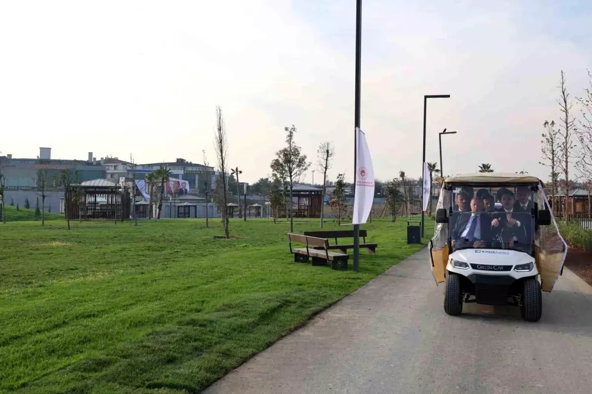 Cumhurbaşkanı Erdoğan, Atatürk Havalimanı Millet Bahçesi'nde esnafı ziyaret etti