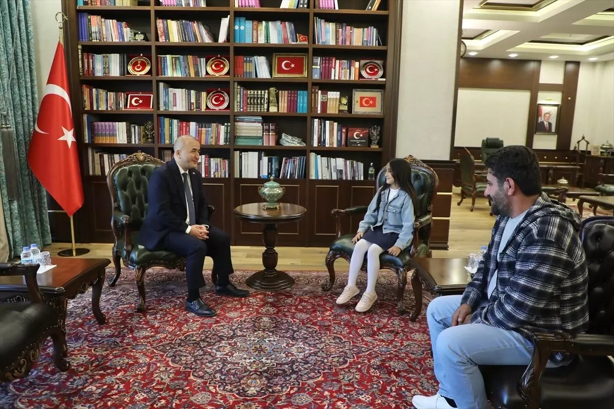 Vali Hatipoğlu'ndan 10 Yaşındaki Öğrenciye Destek Ziyareti