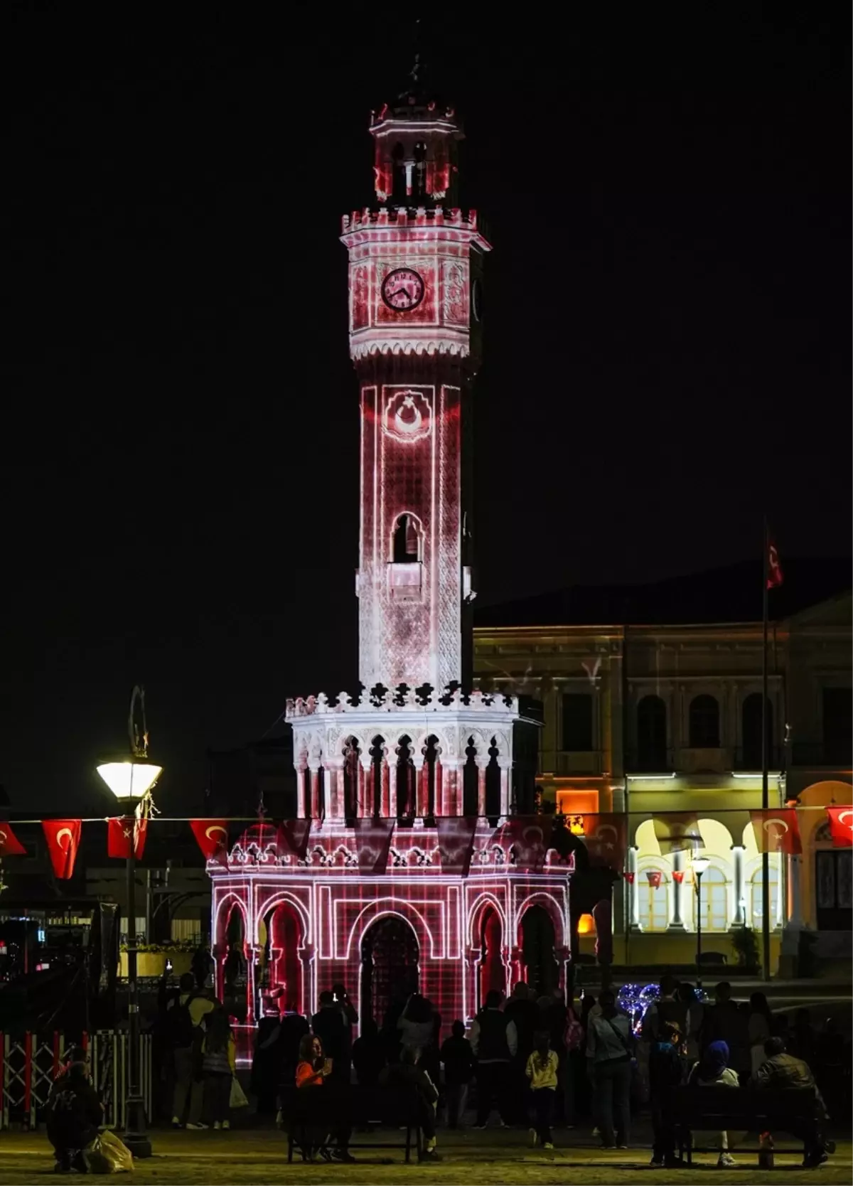 İzmir Saat Kulesi, 'Zamanın Hüneri' Dijital Sanat Eseriyle Işıklandırıldı
