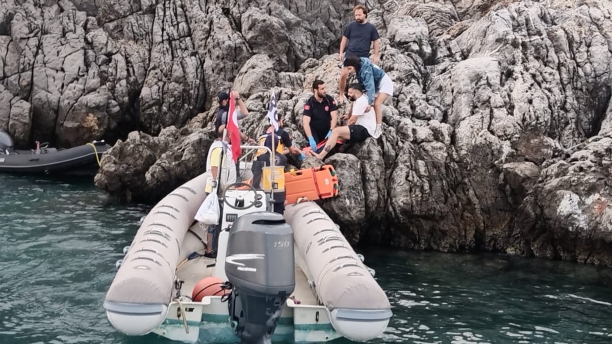 Muğla'da lastik bot kayalıklara çarptı