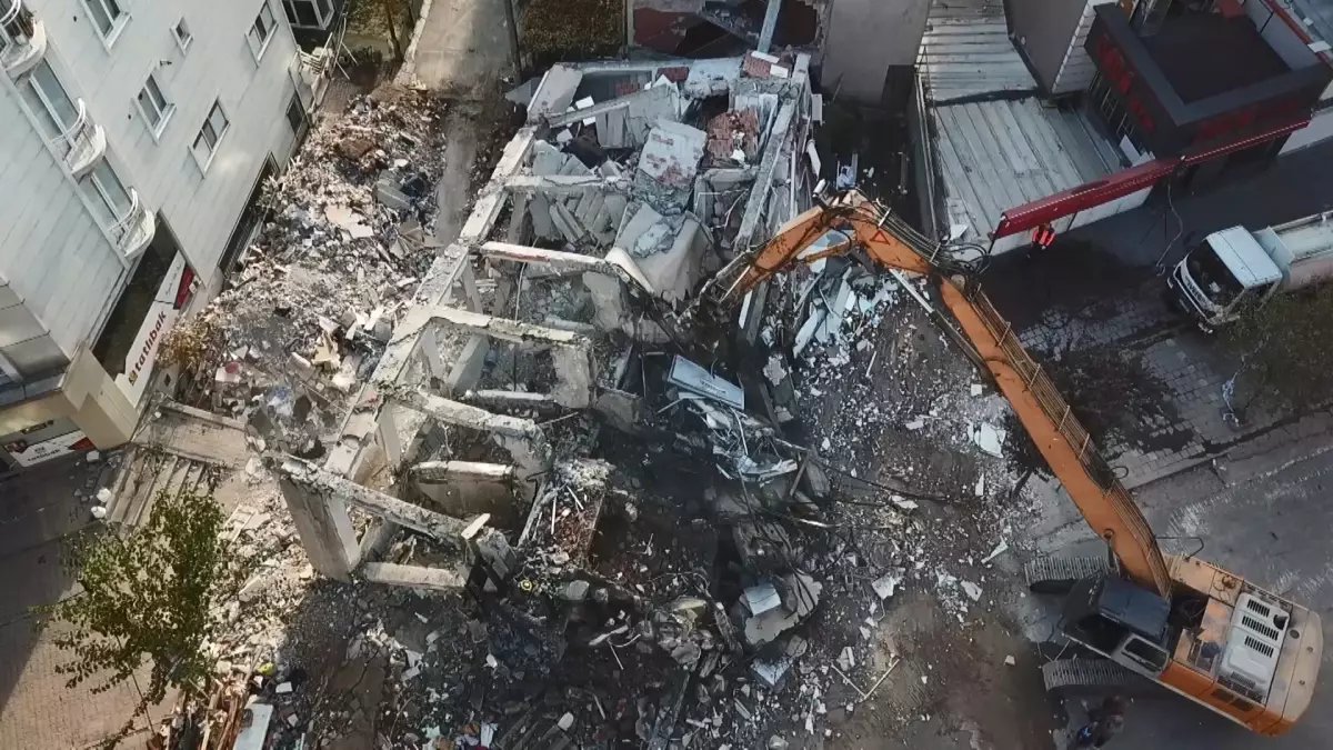 Enkaz Kaldırma Çalışmaları Dronla Görüntülendi