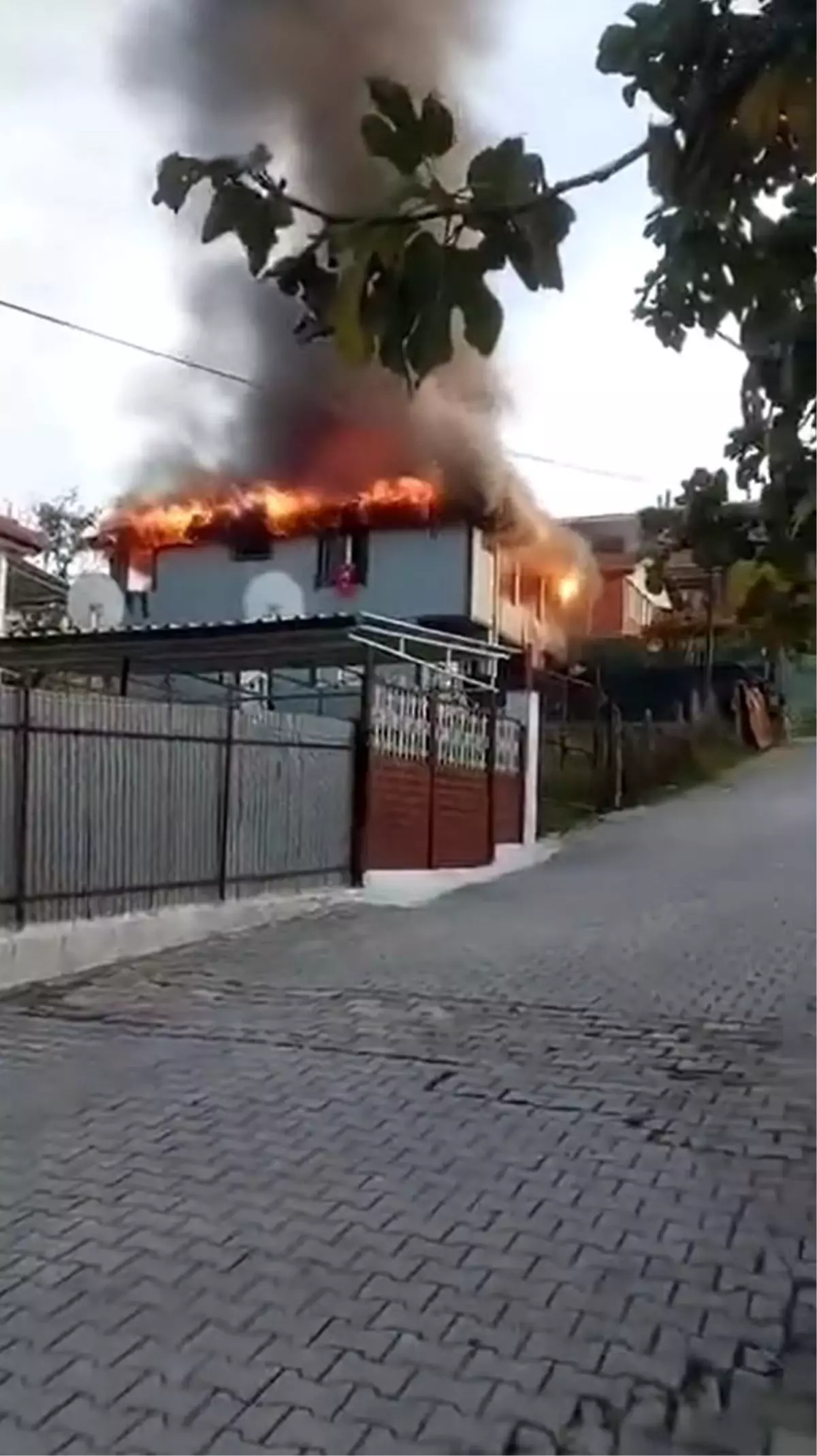Yalova'da İki Katlı Binada Yangın Çıktı