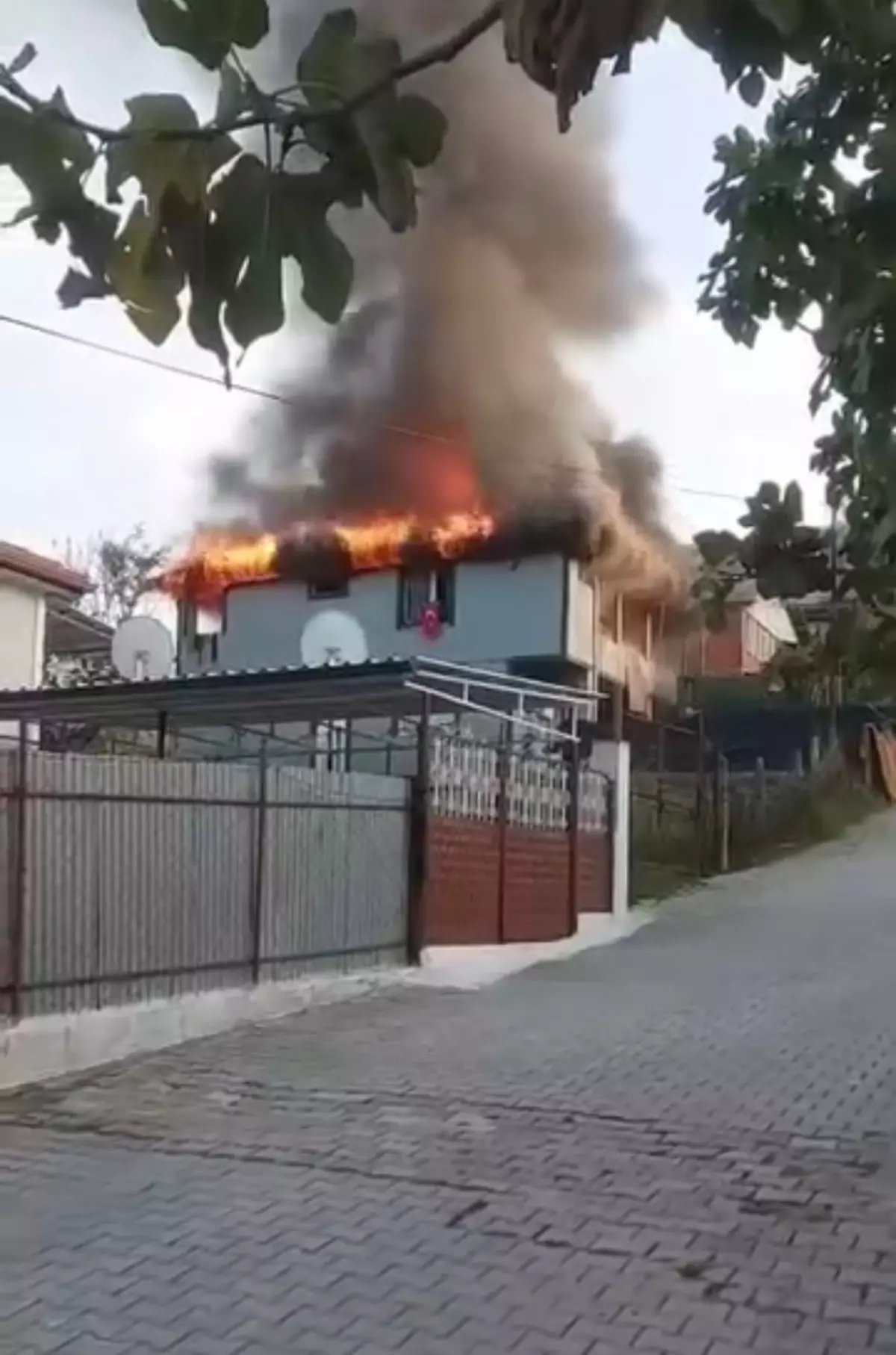 Yalova'da Müstakil Evde Yangın: Bina Kullanılamaz Hale Geldi