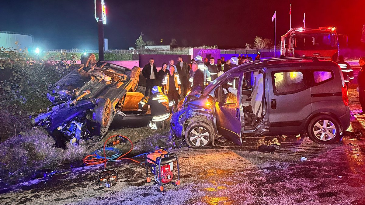 Edirne'de iki tır ve üç otomobilin karıştığı zincirleme kazada 1 kişi öldü