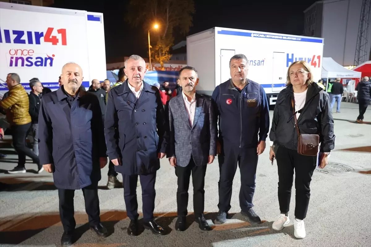 Kocaeli'de Çöken Bina Enkazı Kaldırılıyor, Bölgedeki Binalar İnceleme Altında