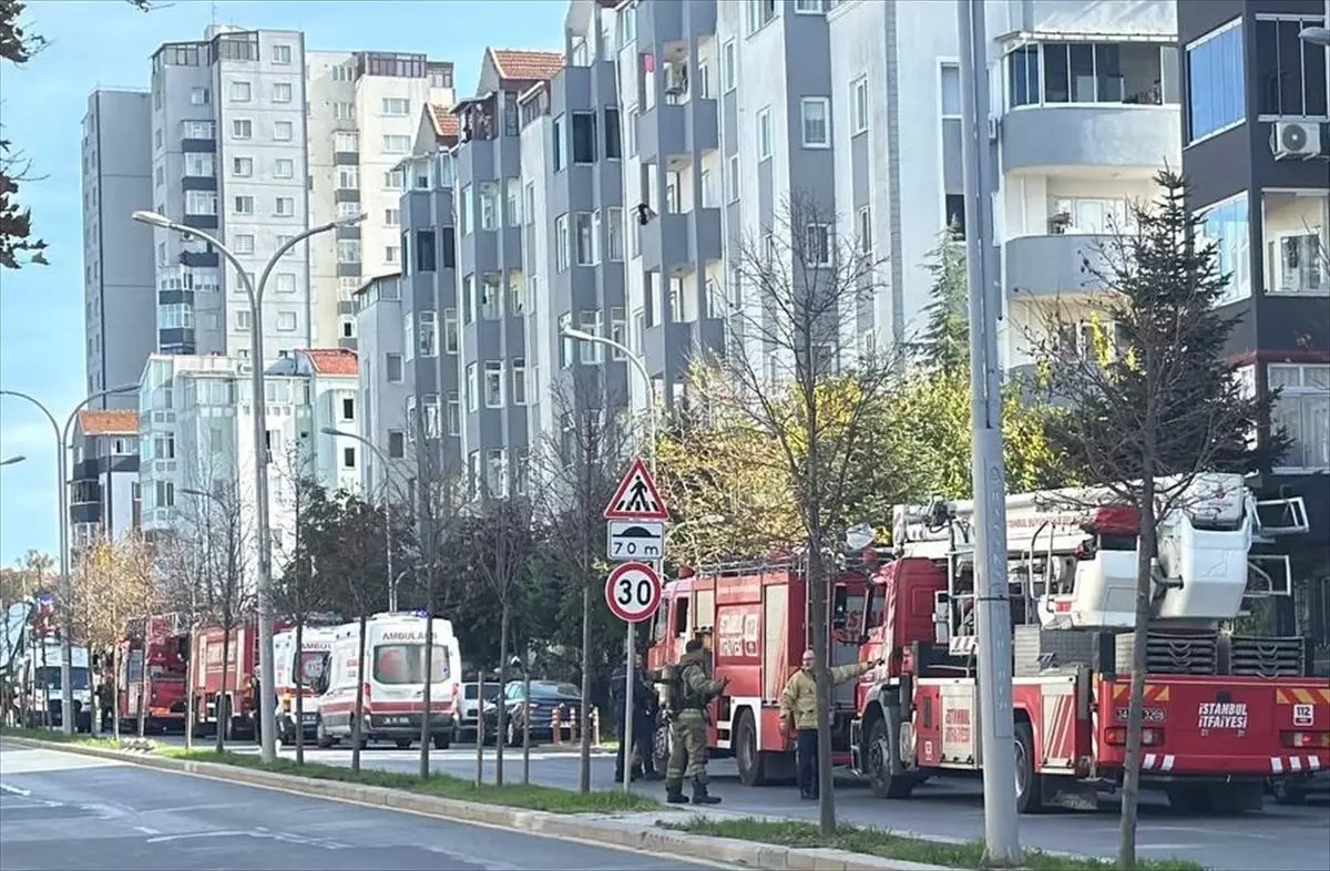 Başakşehir'de Yangın: 2 Kişi Hastaneye Kaldırıldı