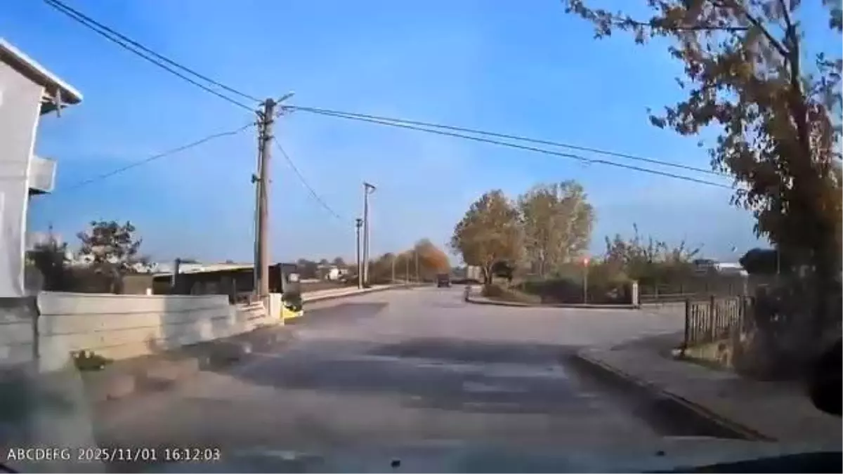 Bursa'da Otobüsle Kafa Kafa Çarpışmaktan Kıl Payı Kurtulan Sürücünün Anları Kamerada