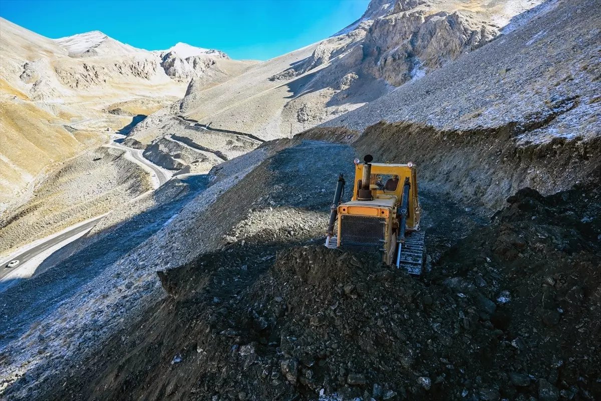 Van-Bahçesaray Kara Yolunda Çığ Riskini Azaltma Çalışmaları Başlatıldı