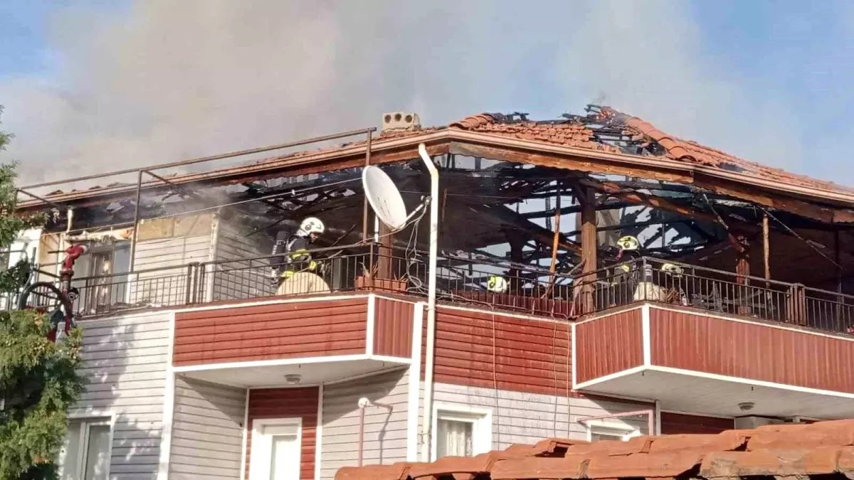 Denizli'de Çatı Yangını Korkuttu, 5 Kişi Kurtarıldı