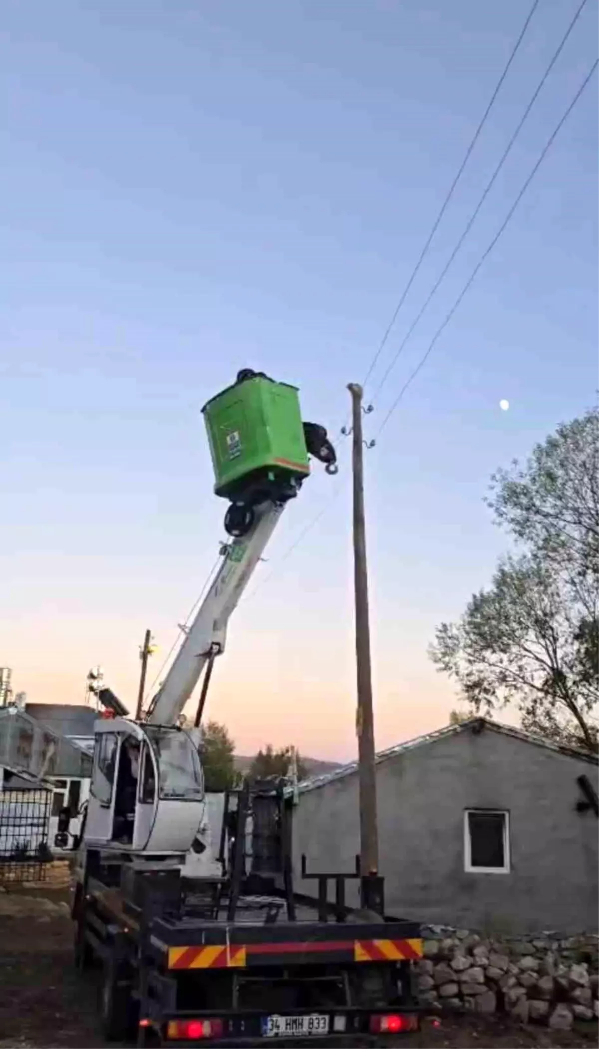 Bingöl'de Mahsur Kalan Kedi Elektrik Ekipleri Tarafından Kurtarıldı