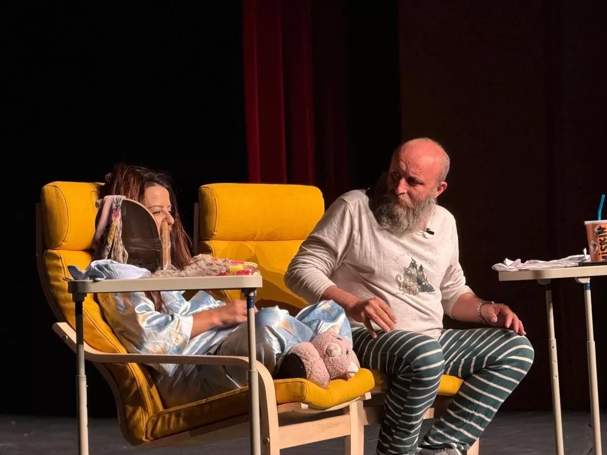 Karabük'te 'Parça Tesirli Pazarlar' Tiyatrosu Büyük İlgi Gördü