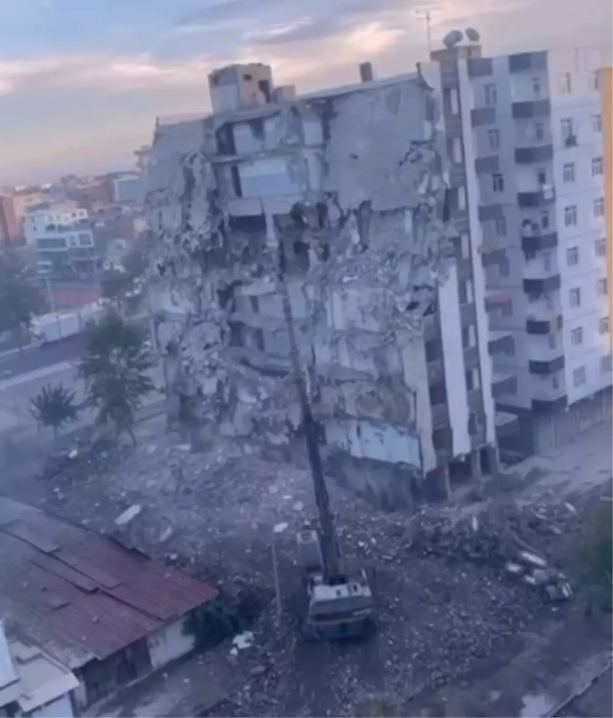 Diyarbakır'da Yıkım Sırasında 8 Katlı Bina Çöktü