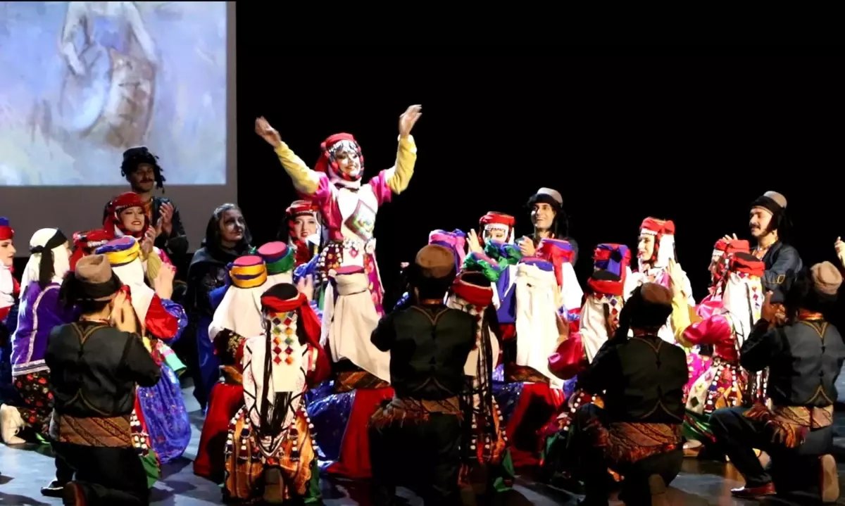 Ekin Dans Topluluğu'ndan Geleneksel Dans Gösterisi ve SMA'lı Çocuklara Destek