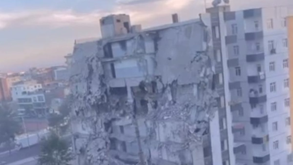 Diyarbakır'da ağır hasarlı binanın yıkım sırasında çökmesiyle çevreyi toz bulutu kapladı