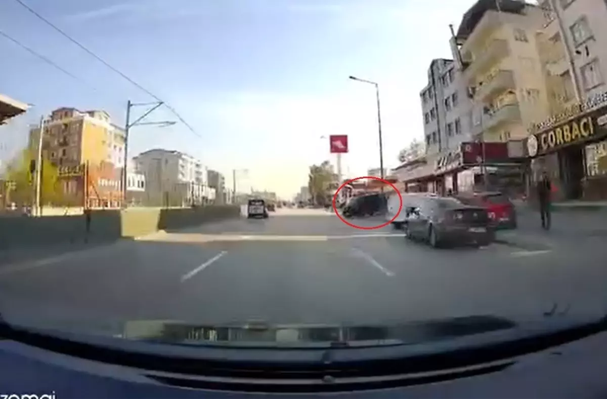 Bursa'da Freni Çekilmeyen Minibüs Ana Yola Çıktı