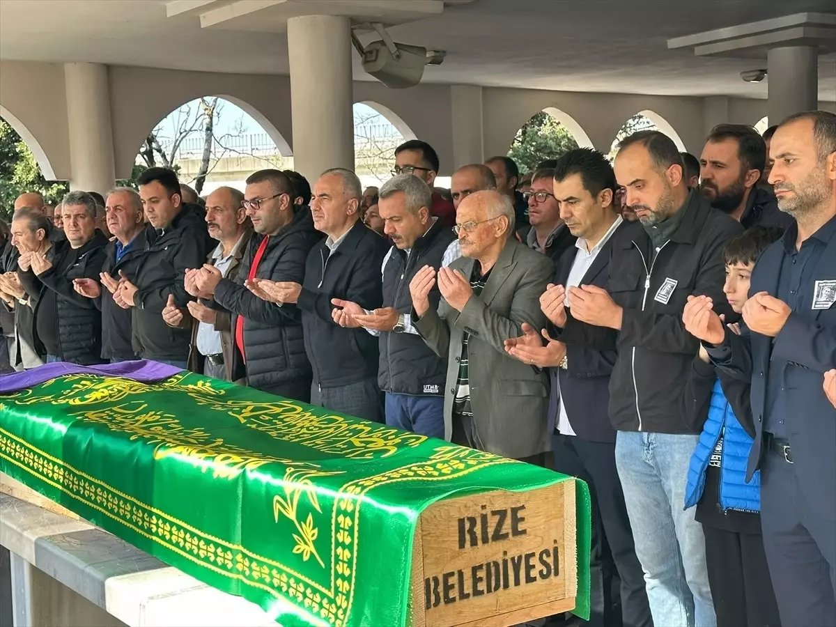 Kamyonet Çarpmasıyla Hayatını Kaybeden Sağlık Çalışanı Nazmiye Demirel Son Yolculuğuna Uğurlandı